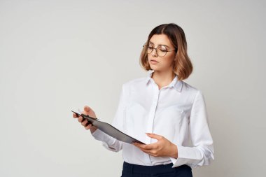 İş kadını poz veren ofis işleri yaşam tarzı izole edilmiş arka plan