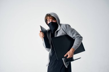 Hacker suçları anonimliği dikkat kar maskesi ışık arka planı