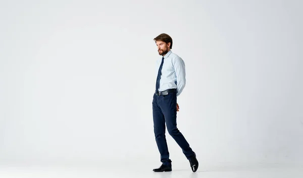 Бородатый мужчина в рубашке с галстуком эмоции движения образ жизни позируя — стоковое фото