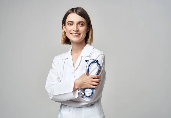 Médico em um profissional de saúde roupão branco — Fotografia de Stock