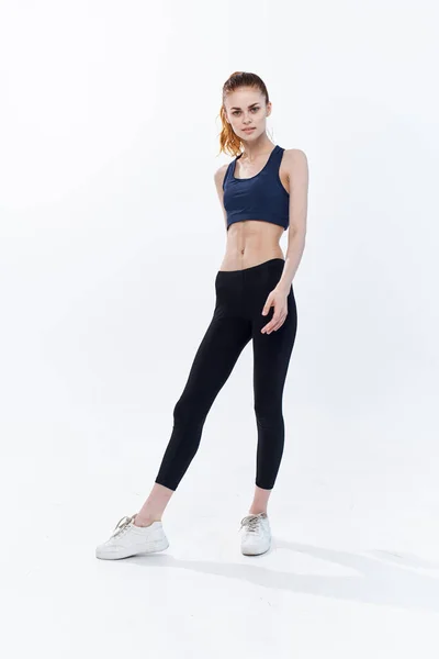 Mulher esportiva exercício cardio exercício posando fundo leve — Fotografia de Stock