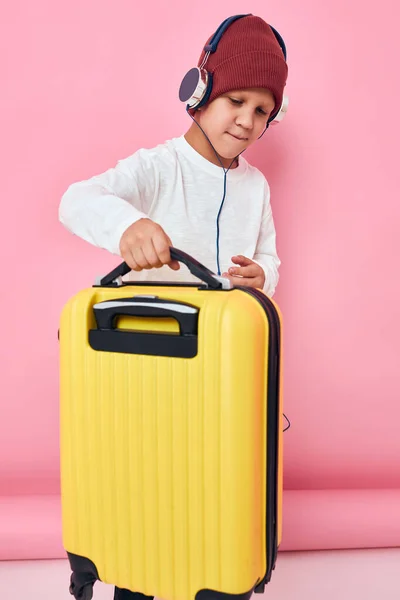 헤드폰 엔터 테인 먼 트를 착용하고 노란 가방을 들고 있는 멋진 소년 — 스톡 사진