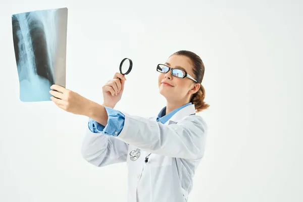 Лікар у білому пальто з рентгенівською охороною здоров'я ізольований фон — стокове фото