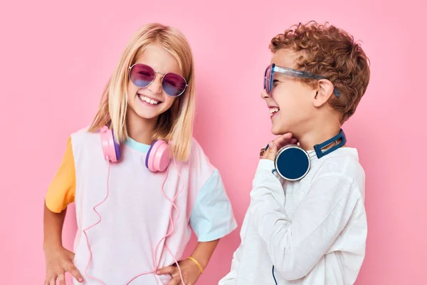 Lindos niños sonrientes usando auriculares posando concepto de estilo de vida infantil —  Fotos de Stock