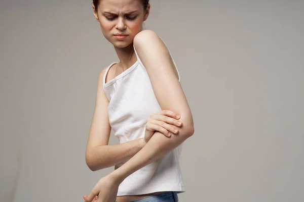 Hoşnutsuz kadın romatizması dirsek ağrısı sağlık sorunları hafif arka plan — Stok fotoğraf