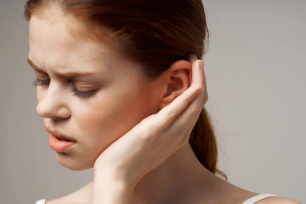 Kobiety słabe zaburzenia słuchu w białych t-shirtach odizolowane tło — Zdjęcie stockowe