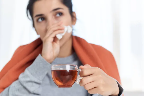 Mujer se pierda en las manos tratamiento medicamentoso gripe infección — Foto de Stock