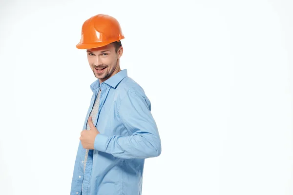 Uomo in casco arancione Professionale Lavoro isolato sfondo — Foto Stock
