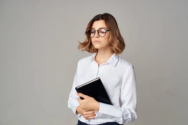 Femme d'affaires en chemise blanche documents gestionnaire de bureau posant — Photo