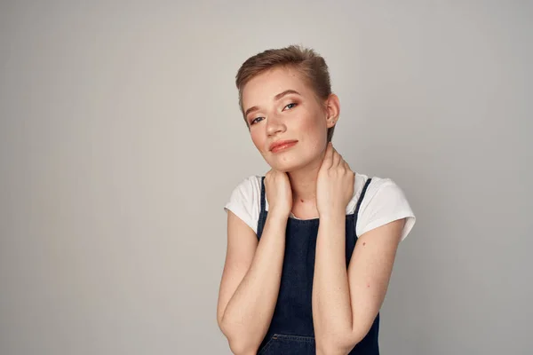 Vacker kvinna i en solklänning mode beskärd utsikt — Stockfoto