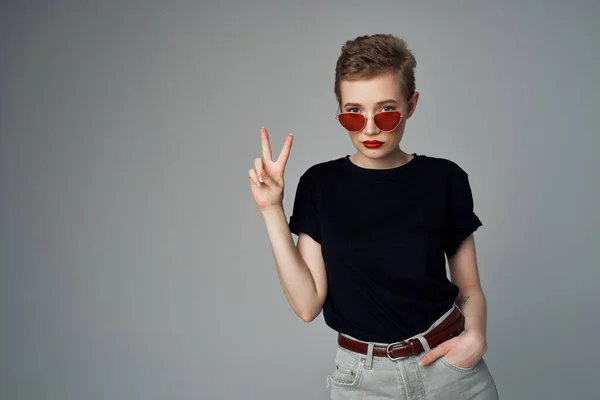 Kortharige vrouw met zonnebril mode donkere achtergrond — Stockfoto