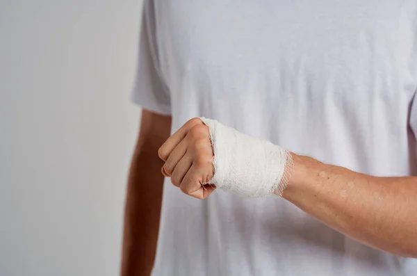 Enfaixado mão close-up lesão medicina hospital — Fotografia de Stock