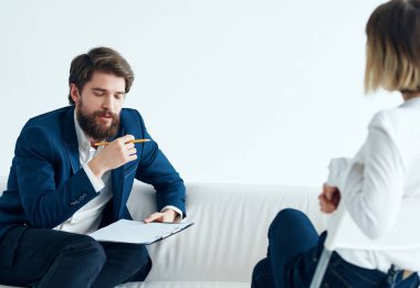 Kadın hastaların yanındaki erkek psikolog terapi stresi