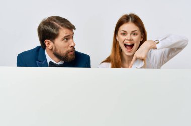 İş adamı ve kadın reklam panosu pazarlama eğlenceli duygular izole edilmiş arka plan