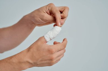 Erkek hasta, el yaralanması, parmak arkaplanı hafif.