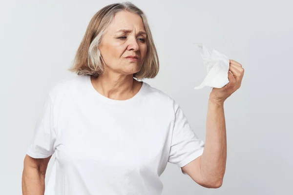Starsza kobieta w białej koszulce ból problemy zdrowotne leczenie niezadowolenia — Zdjęcie stockowe