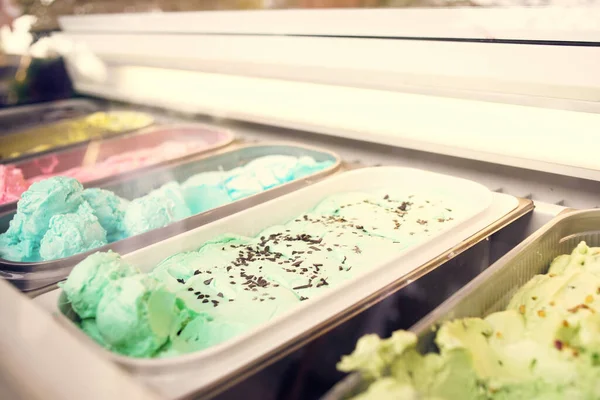 Zmrzlina barevné léto studený dezert venku — Stock fotografie