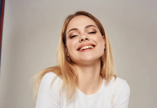 Vakker kvinne i hvit positiv positur glede smil lys bakgrunn – stockfoto
