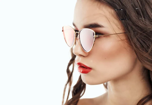 Atrakcyjna Brunetka w okularach przeciwsłonecznych Bare Shoulders Clear Skin — Zdjęcie stockowe