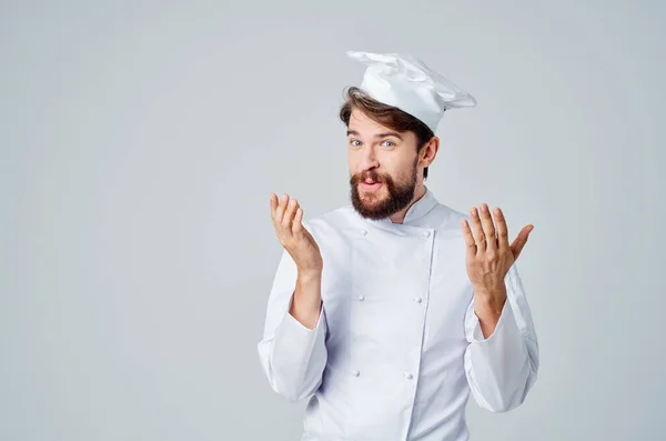 Vousatý muž kuchař uniforma vaření emoce pózování studio — Stock fotografie