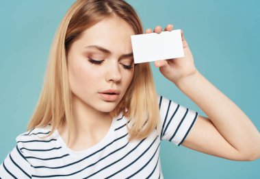 Elinde kartviziti olan sarışın kadın Boşluğu kopyala