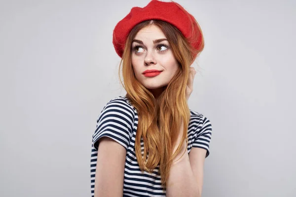 Hermosa mujer vistiendo un sombrero rojo maquillaje Francia Europa moda posando verano —  Fotos de Stock