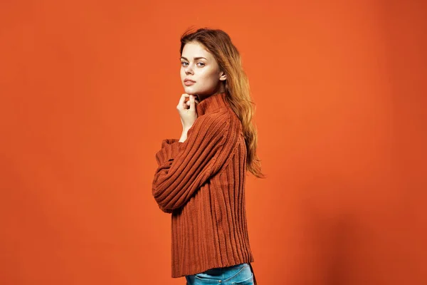Frau in rotem Pullover Modestudio posiert roten Hintergrund — Stockfoto