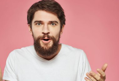 Beyaz tişörtlü adam hoşnutsuz görünüyor.