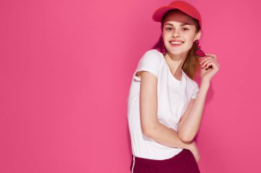 At kuyruklu güzel bir kadın. Süslü, yaz kıyafetleri. Pembe arka plan.