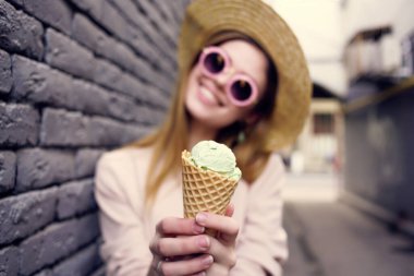 Dondurma tatili yapan çekici bir kadın.