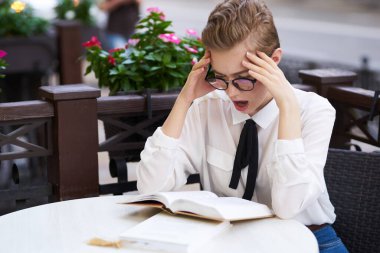 Bir yaz kafe 'sinde bir kadın dinleniyor. Kasabada geziniyor. Yaşam tarzı.