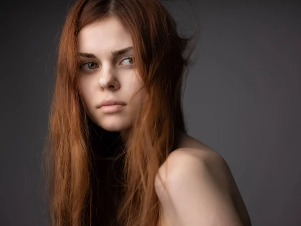 Kvinna med naken bål och poserar frisyr mode mörk bakgrund — Stockfoto