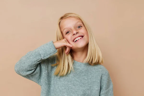 Menina emocional em uma camisola, grimaces posando estúdio — Fotografia de Stock
