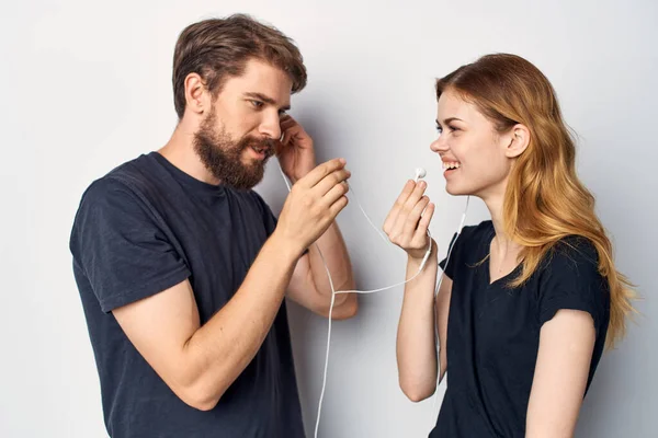 Мужчина и женщина с телефоном в руке эмоции в наушниках фон — стоковое фото