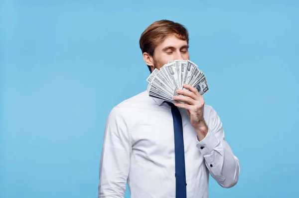 Affärsman med pengar förmögenhet finansiering blå bakgrund — Stockfoto