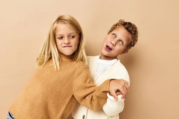 Små barn ler och poserar i avslappnade kläder Studio känslor — Stockfoto