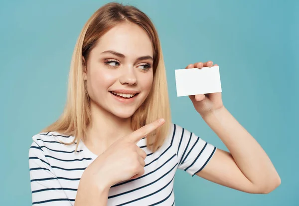 Csinos nő névjegykártya a kezében másolás-tér reklám kék háttér — Stock Fotó