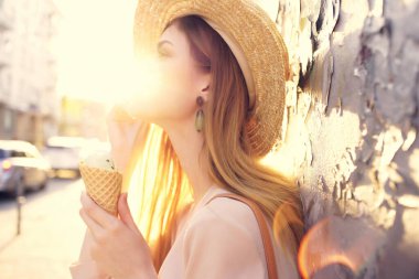 Dondurmalı tatil modeliyle güzel bir kadın.