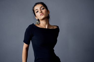 Model pozu veren güzel bir kadın. Dekorasyon görünüşü.