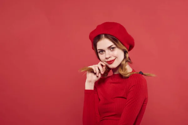 Mooie vrouw in een rode trui cosmetica emotie geïsoleerde achtergrond — Stockfoto
