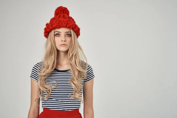 Hezká žena v módním oblečení Red Hat pózování — Stock fotografie