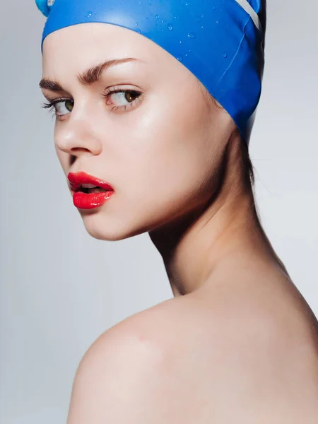 Donna sportiva con cappuccio labbra rosse per nuotare emozioni di allenamento — Foto Stock