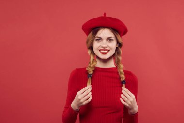 Kırmızı kazaklı neşeli kadın. Kozmetik duygu kırmızı arka plan.