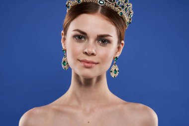 Güzel bir kadın. Çıplak omuzlar. Kozmetik moda.