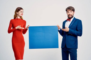 Erkek ve kadın mavi maket poster tanıtımı