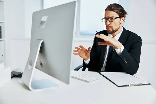 Hombre en traje en traje oficina trabajo teléfono ejecutivo —  Fotos de Stock