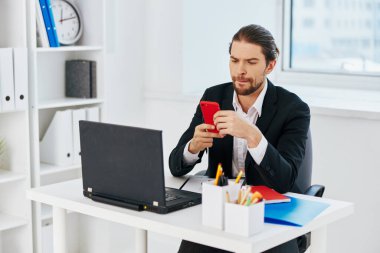 İş adamları dizüstü bilgisayar iletişimi önünde duygularını çalıştırır