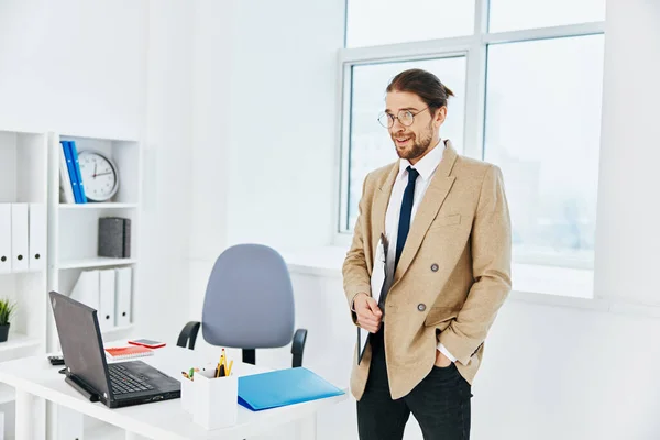 Homme en veste beige tenant un dirigeant de bureau de téléphone — Photo