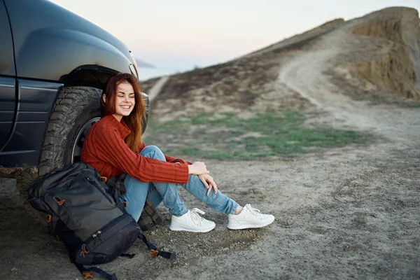 Mulher ao ar livre perto de carro viagens transporte férias — Fotografia de Stock