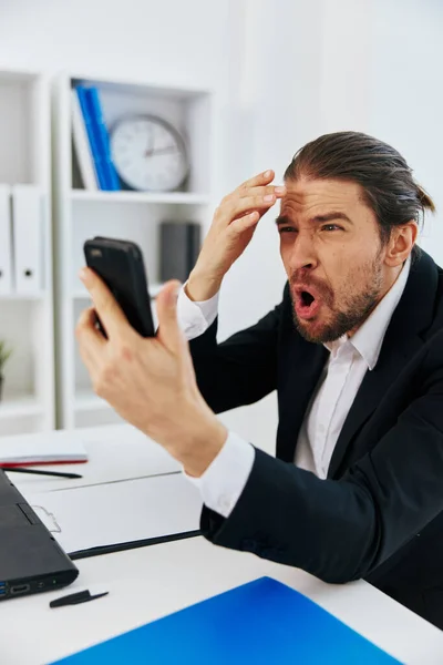 Бізнесмени працюють емоції перед босом ноутбука зв'язку — стокове фото